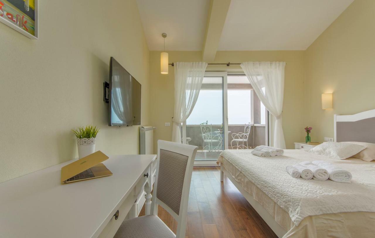 Villa Sterpazzi - Near Porec With Sea View, Private Jacuzzi, Sauna And Pool Višnjan Eksteriør billede