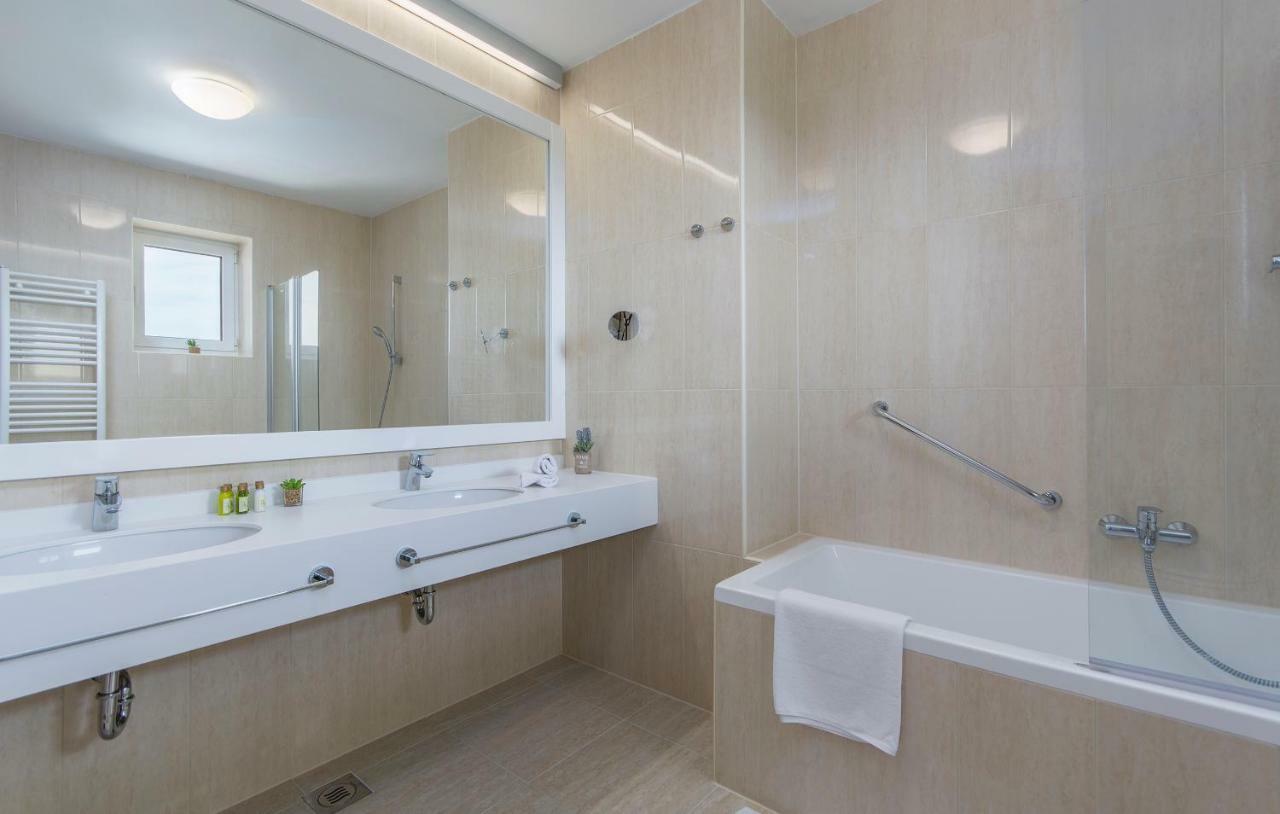 Villa Sterpazzi - Near Porec With Sea View, Private Jacuzzi, Sauna And Pool Višnjan Eksteriør billede