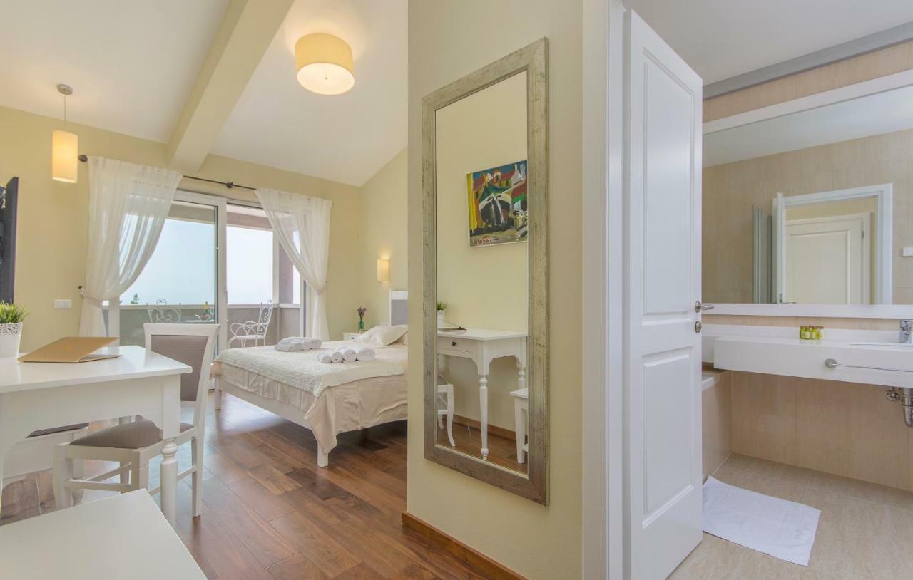 Villa Sterpazzi - Near Porec With Sea View, Private Jacuzzi, Sauna And Pool Višnjan Eksteriør billede